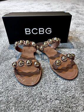 BCBG Sandals 7M Womens Mocha Gold Oversized Studded Accent Balls Jelly Slides